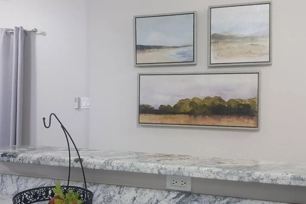 5 Star Fresh Condo In New Κίνγκστον 0*,